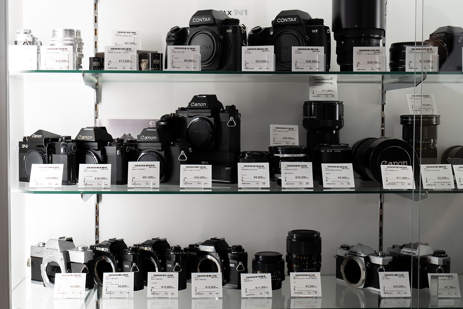 フィルムカメラ8台と付属品山盛りセット f5526869aeedc44857b7e1b13490e8