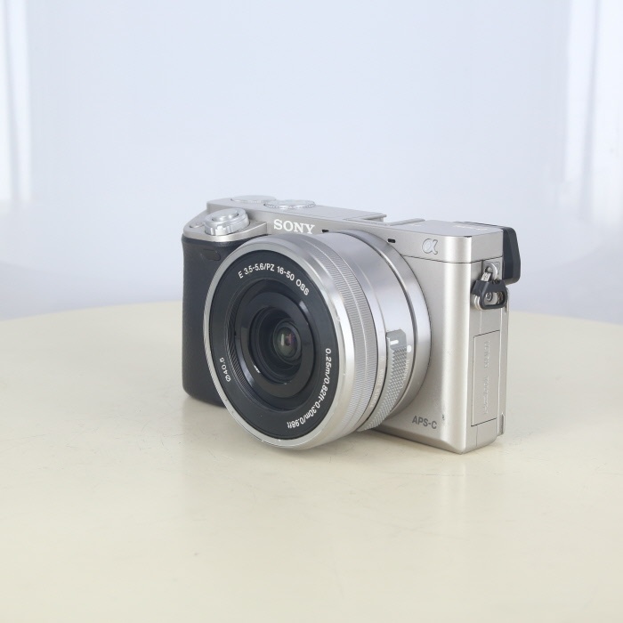 ソニー α6000 シルバー パワーズームレンズ(16/50/3.5-5.6)キット