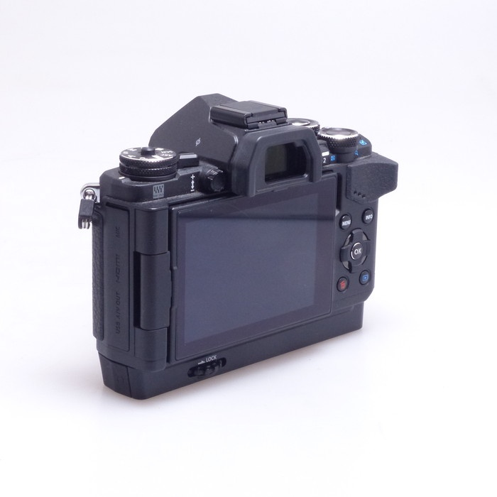 オリンパス OM-D E-M5 MarkII + HLD-8G