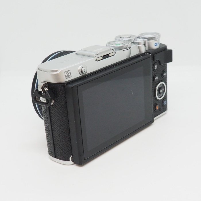 オリンパス  E-P7 14-42EZレンズキツト シルバー