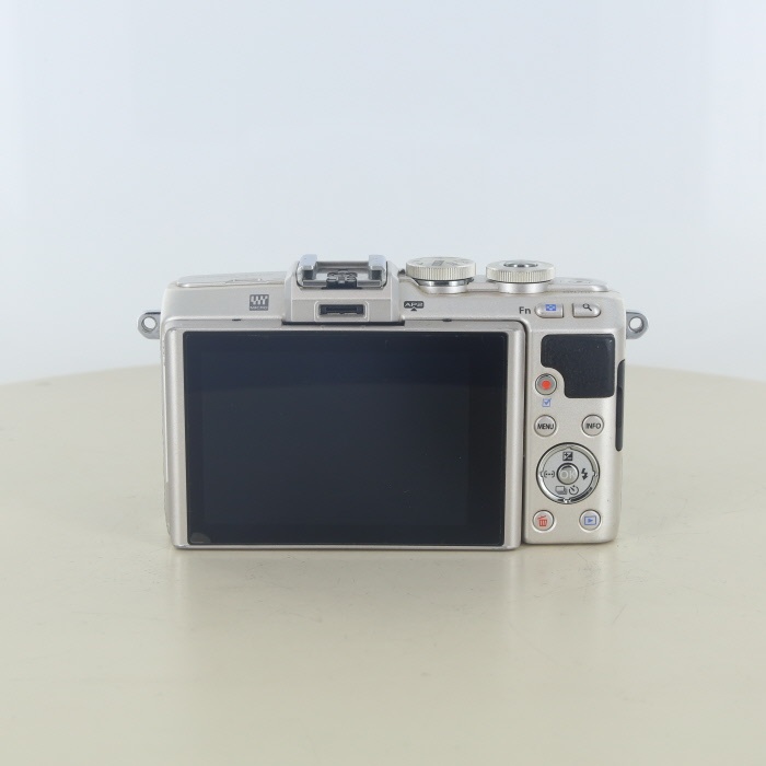 オリンパス PEN Lite E-PL7 14-42EZレンズキット シルバー