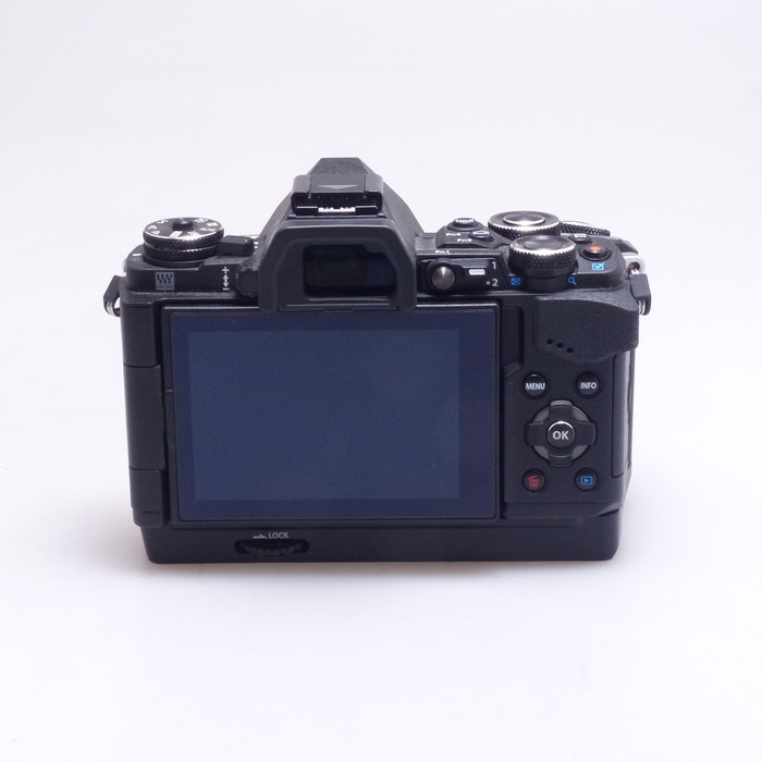オリンパス OM-D E-M5 MarkII + HLD-8G