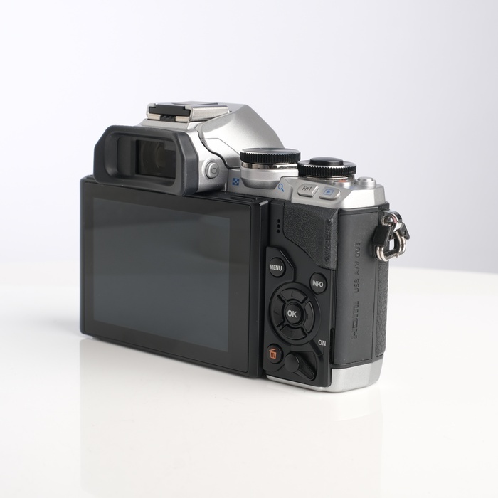 オリンパス OM-D E-M10 ボディ シルバー
