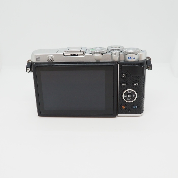 オリンパス  E-P7 14-42EZレンズキツト シルバー