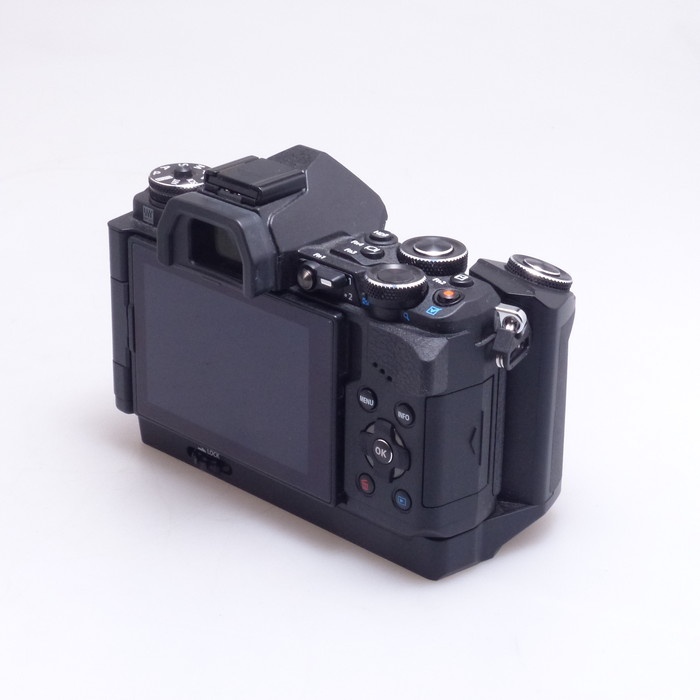 オリンパス OM-D E-M5 MarkII + HLD-8G