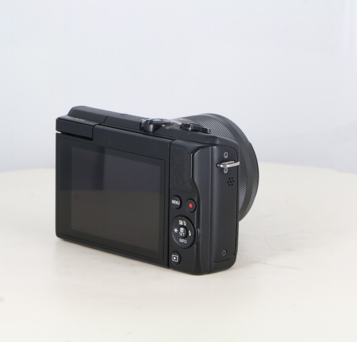 キヤノン EOSM200ブラック+EF-M15-45/3.5-6.3IS STM