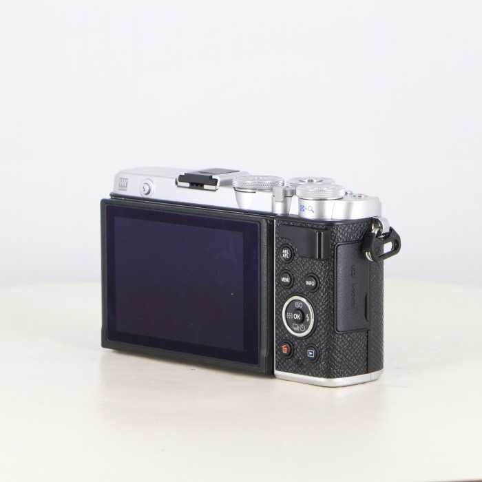 オリンパス E-P7 ボディ シルバー