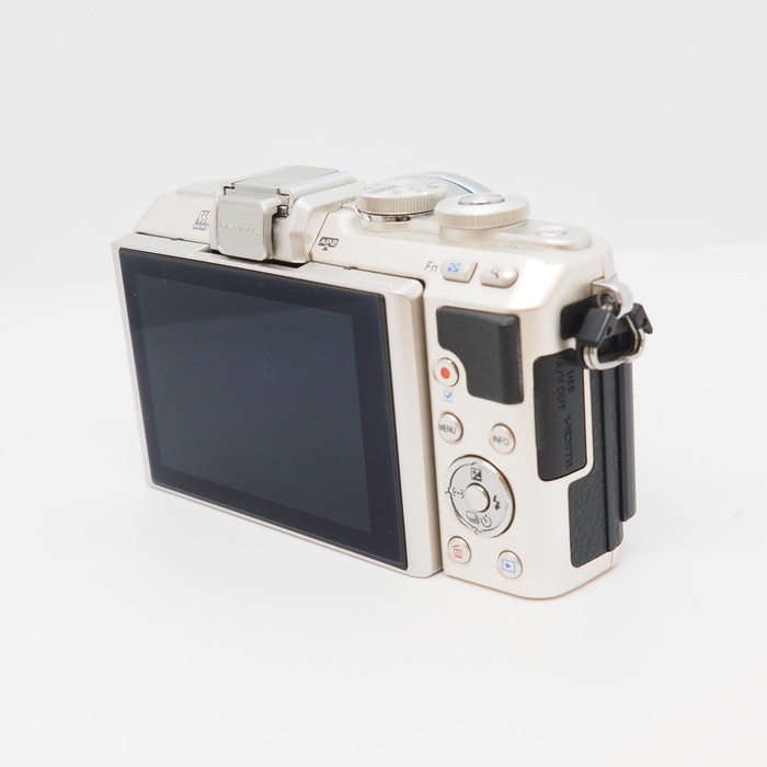 オリンパス E-PL7 14-42EZレンズキツト シルバー
