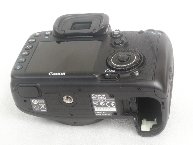EOS 7D  Body  w/BG-E7
