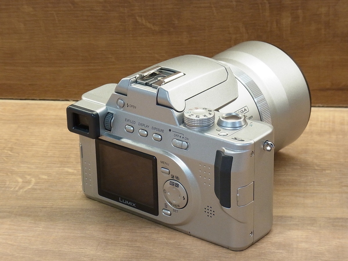 パナソニック（Panasonic）DMC-FZ10 シルバー【400万画素】