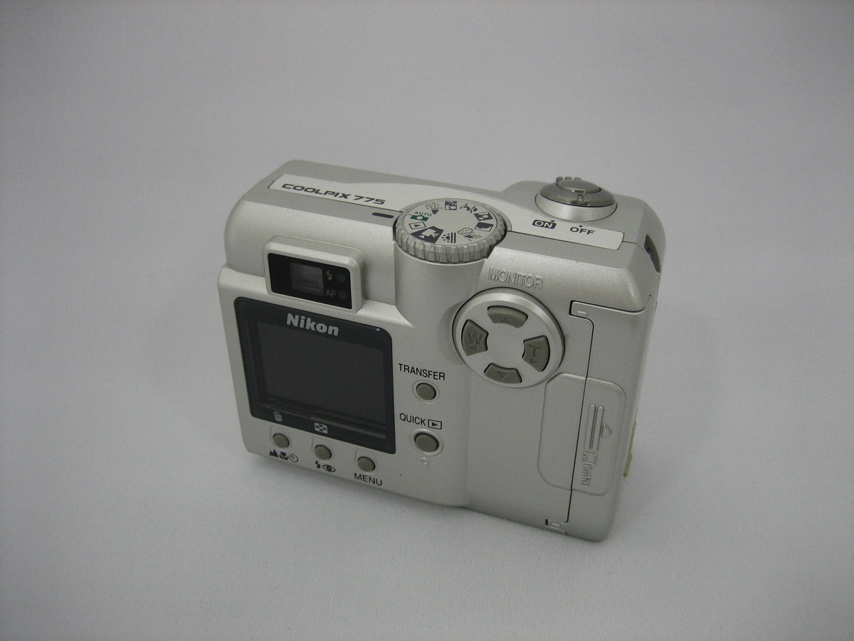 ニコン COOLPIX 775