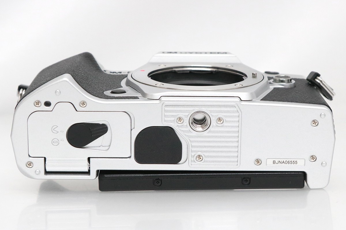 OM SYSTEM OM-5 ボディ シルバー シャッター数 3400回以下 CA01-M3805-3U4A