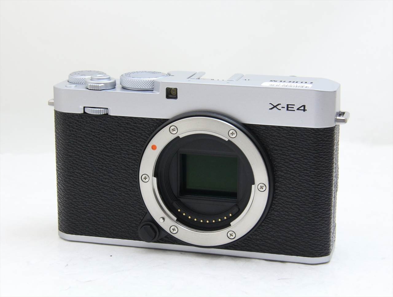 【中古】 富士フイルム(fujifilm) FUJIFILM X-E4 ボディ [シルバー]