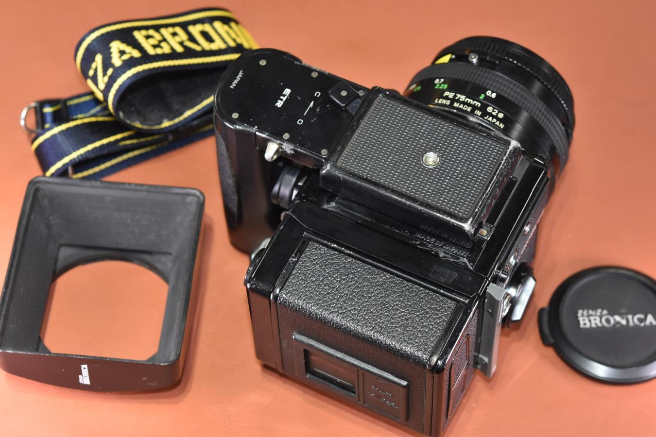 ZENZA BRONICA ETRSi ZENZANON-PE 75/2.8付 【ウエストレベルファインダー、グリップ、フード、120フィルムバック、ストラップ付】