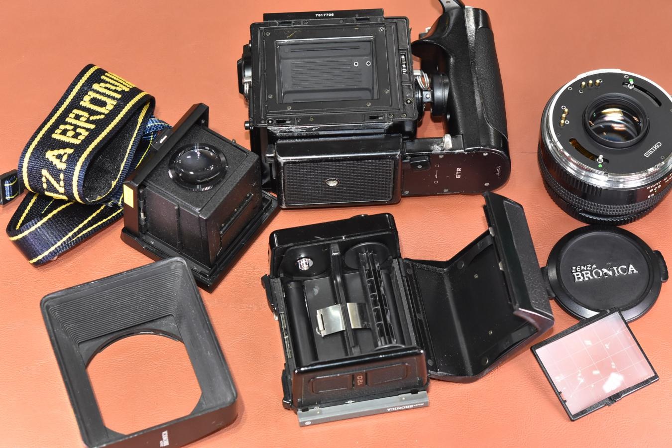 ZENZA BRONICA ETRSi ZENZANON-PE 75/2.8付 【ウエストレベルファインダー、グリップ、フード、120フィルムバック、ストラップ付】