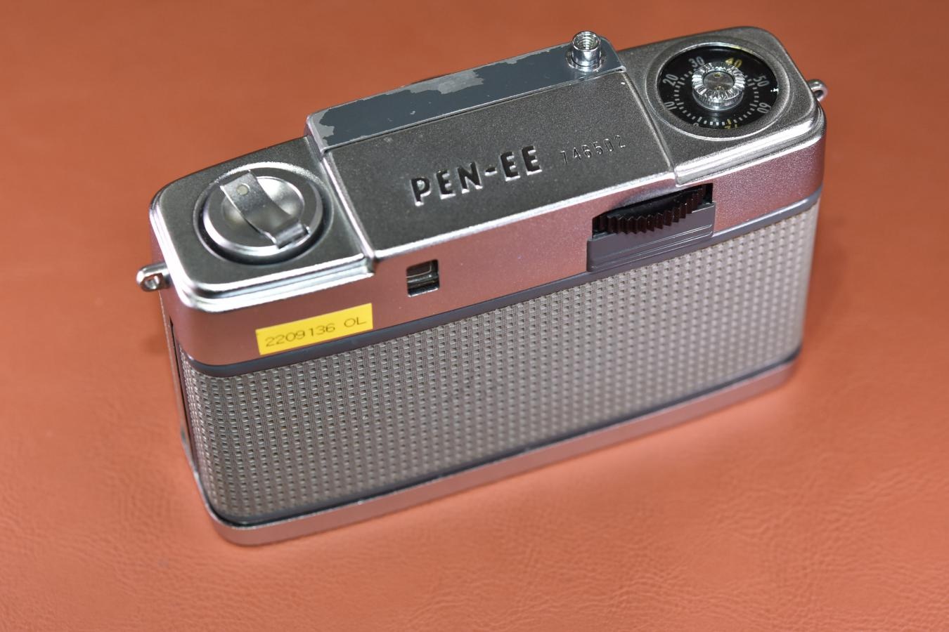 OLYMPUS PEN-EE S【Olympus D.Zuiko 3cm F2.8 レンズ搭載】