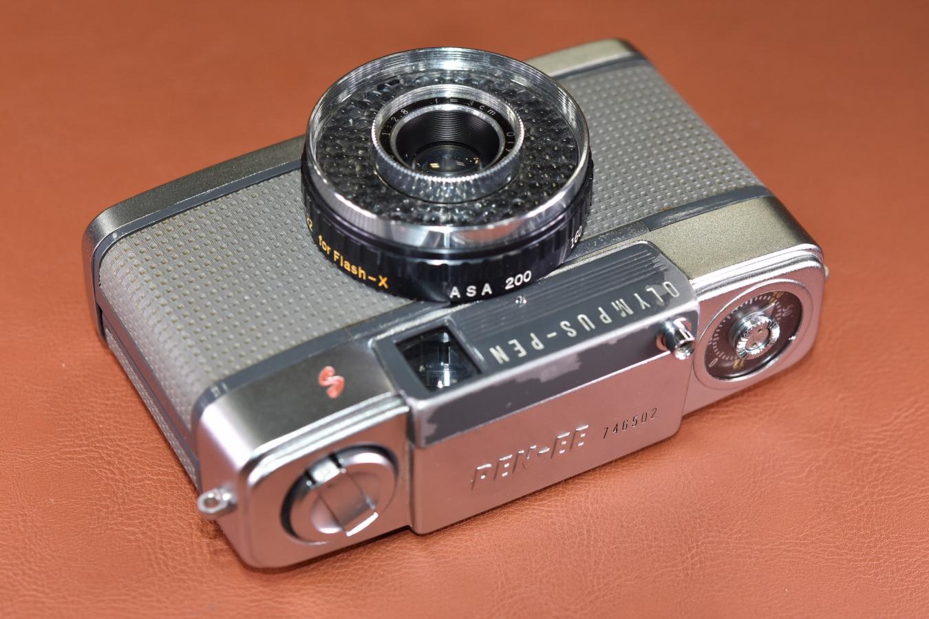 OLYMPUS PEN-EE S【Olympus D.Zuiko 3cm F2.8 レンズ搭載】