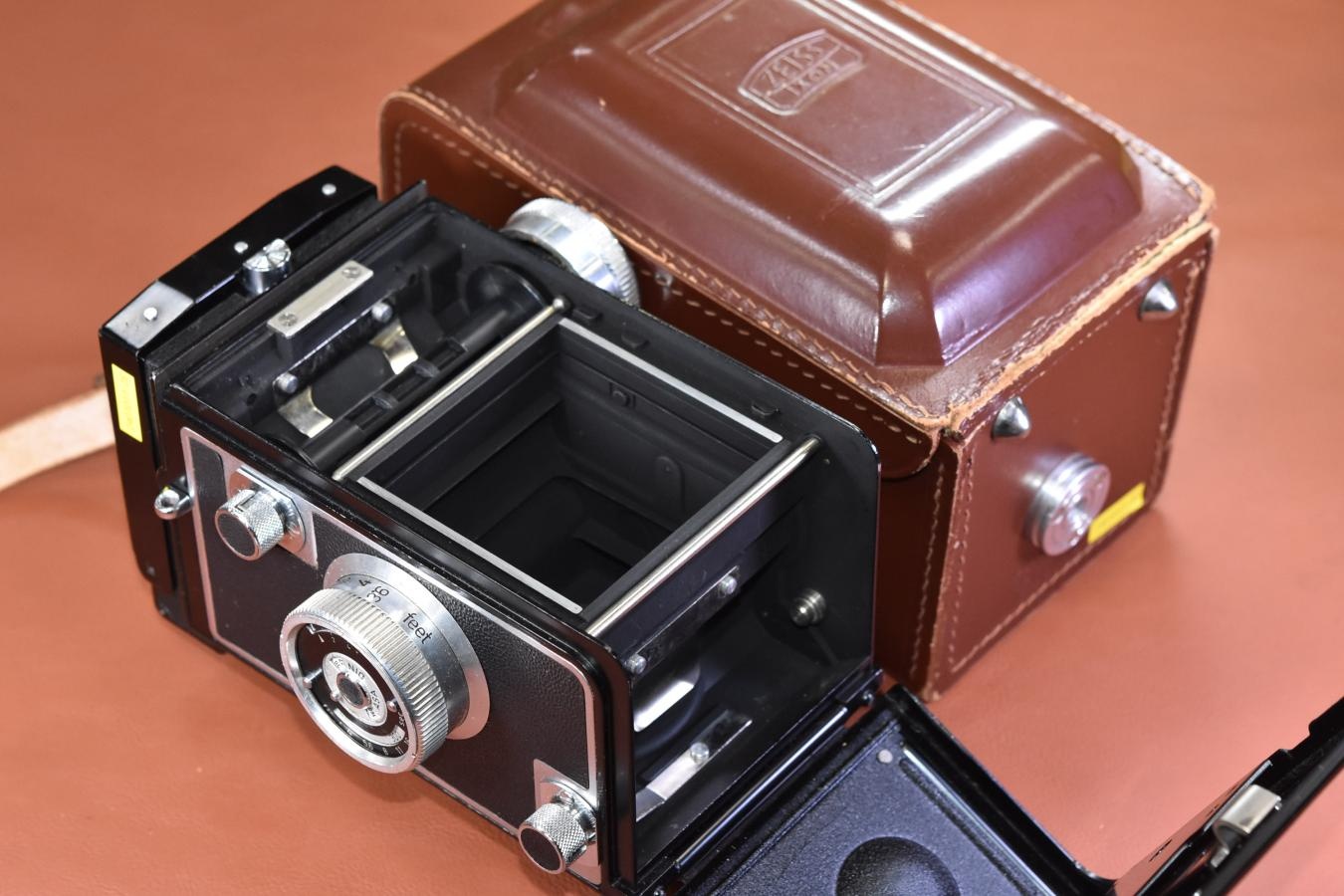 【希 少】ZEISS IKON IKOFLEX Favorit 純正本革ケース付 【Carl Zeiss Tessar 75/3.5 レンズ搭載】