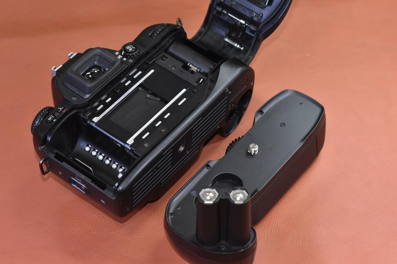 Nikon F80D MB-16付