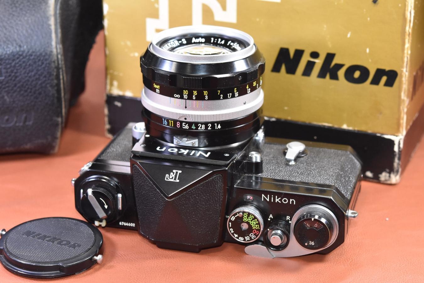 【コレクション向け】Nikon F Eye Level Black 676万台 Nippon Kogaku NIKKOR-S Auto50/1.4付 整備済 【元箱付一式】※キレイな物をお探しの方必見
