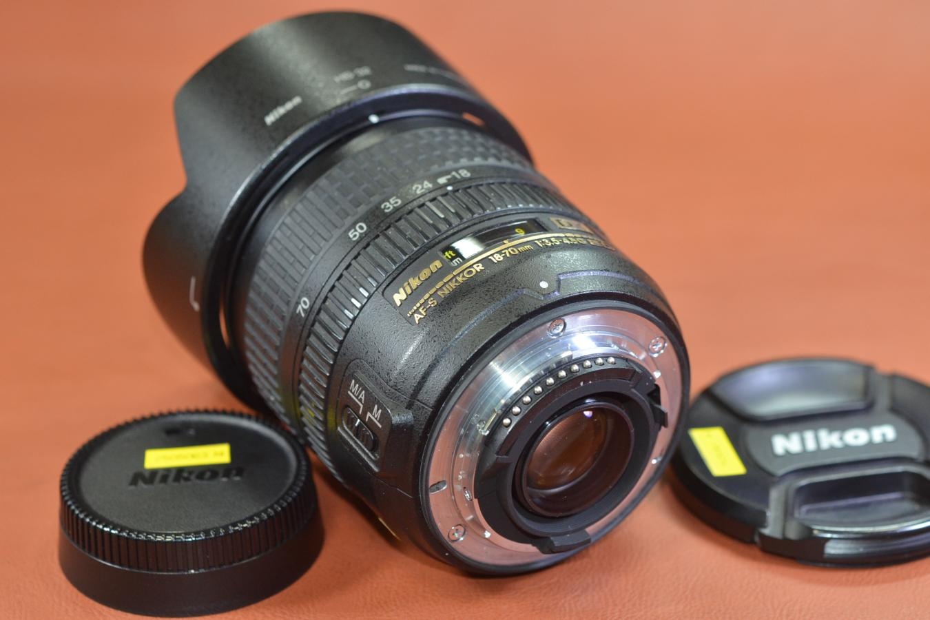 【B級特価品】 AF-S DX NIKKOR 18-70mm F3.5-4.5G ED 【純正フードHB-32付】