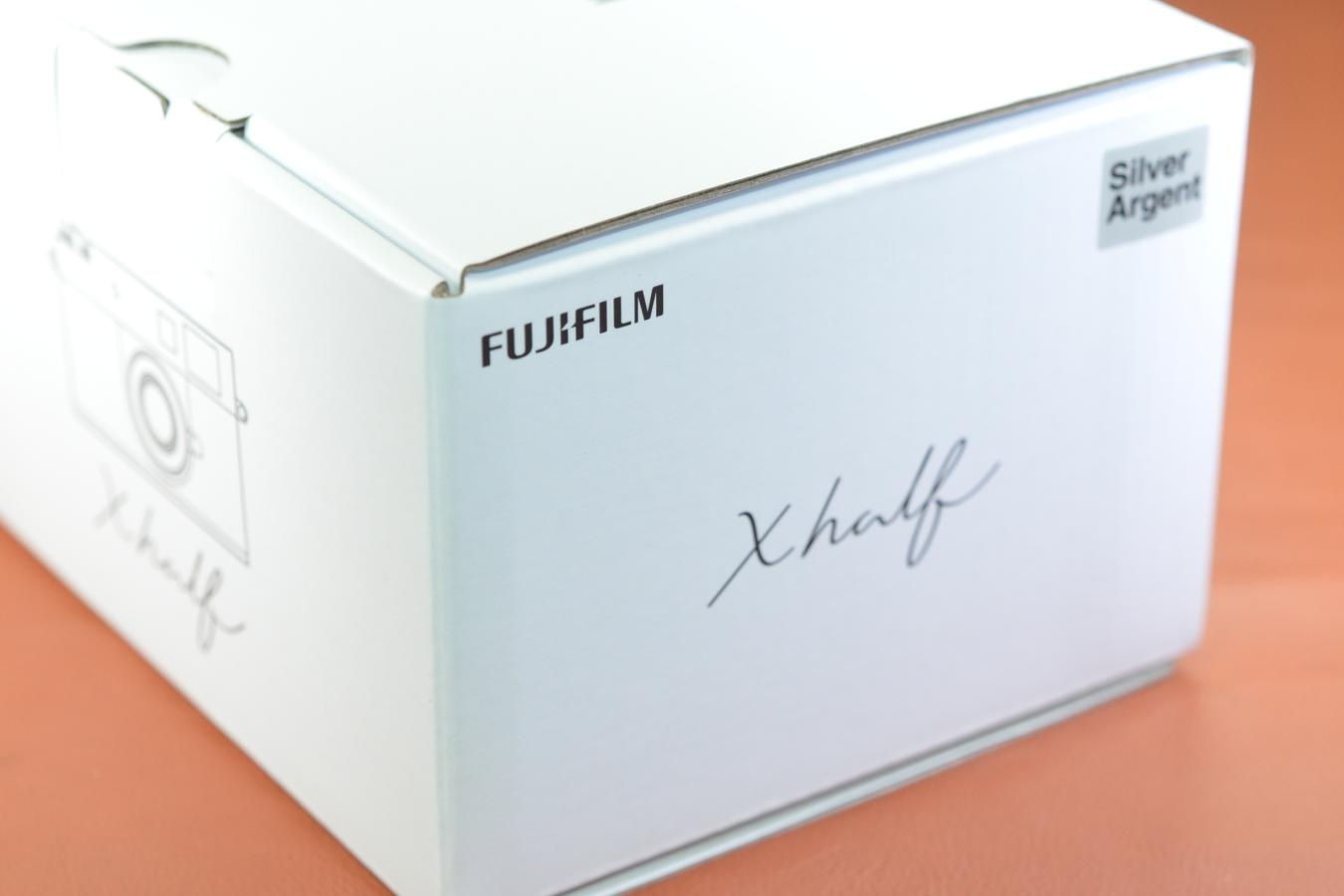 【新 品 未 使 用】FUJIFILM X-HF1 [シルバー] X half【超品薄!!・今なら即納可】