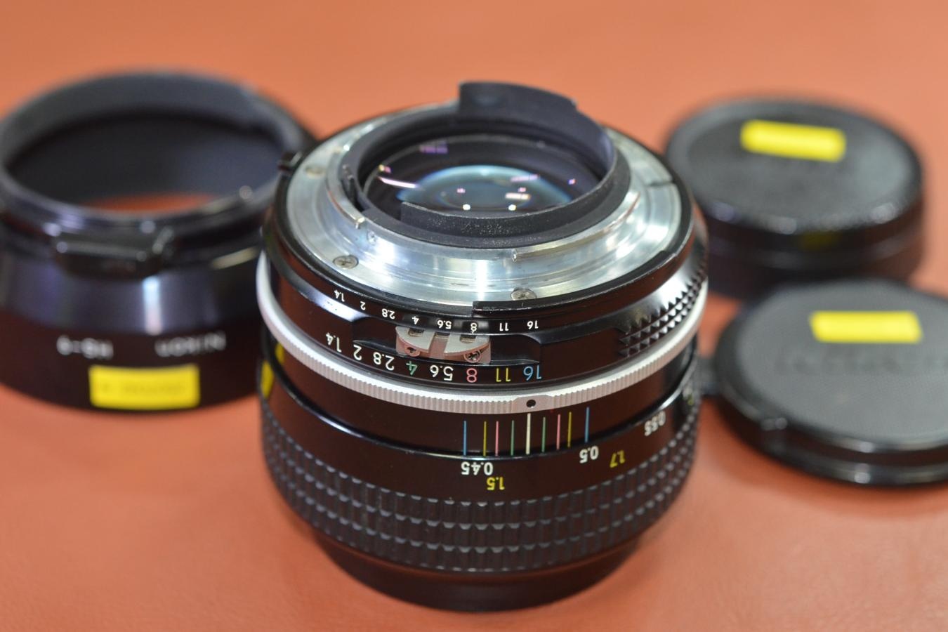 Nikon NEW NIKKOR 50mm F1.4 Ai改 【純正メタルフードHS-9付】
