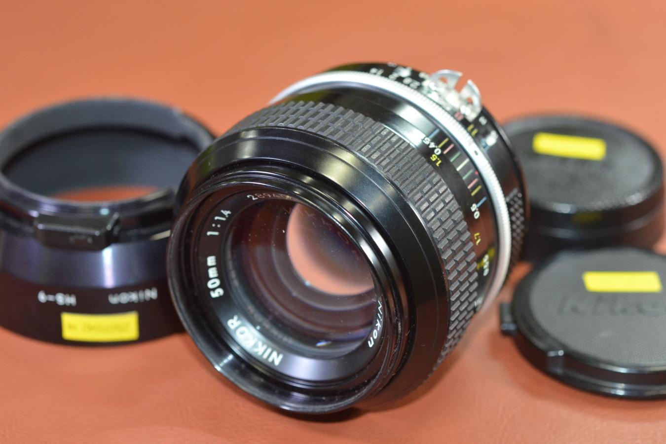 Nikon NEW NIKKOR 50mm F1.4 Ai改 【純正メタルフードHS-9付】