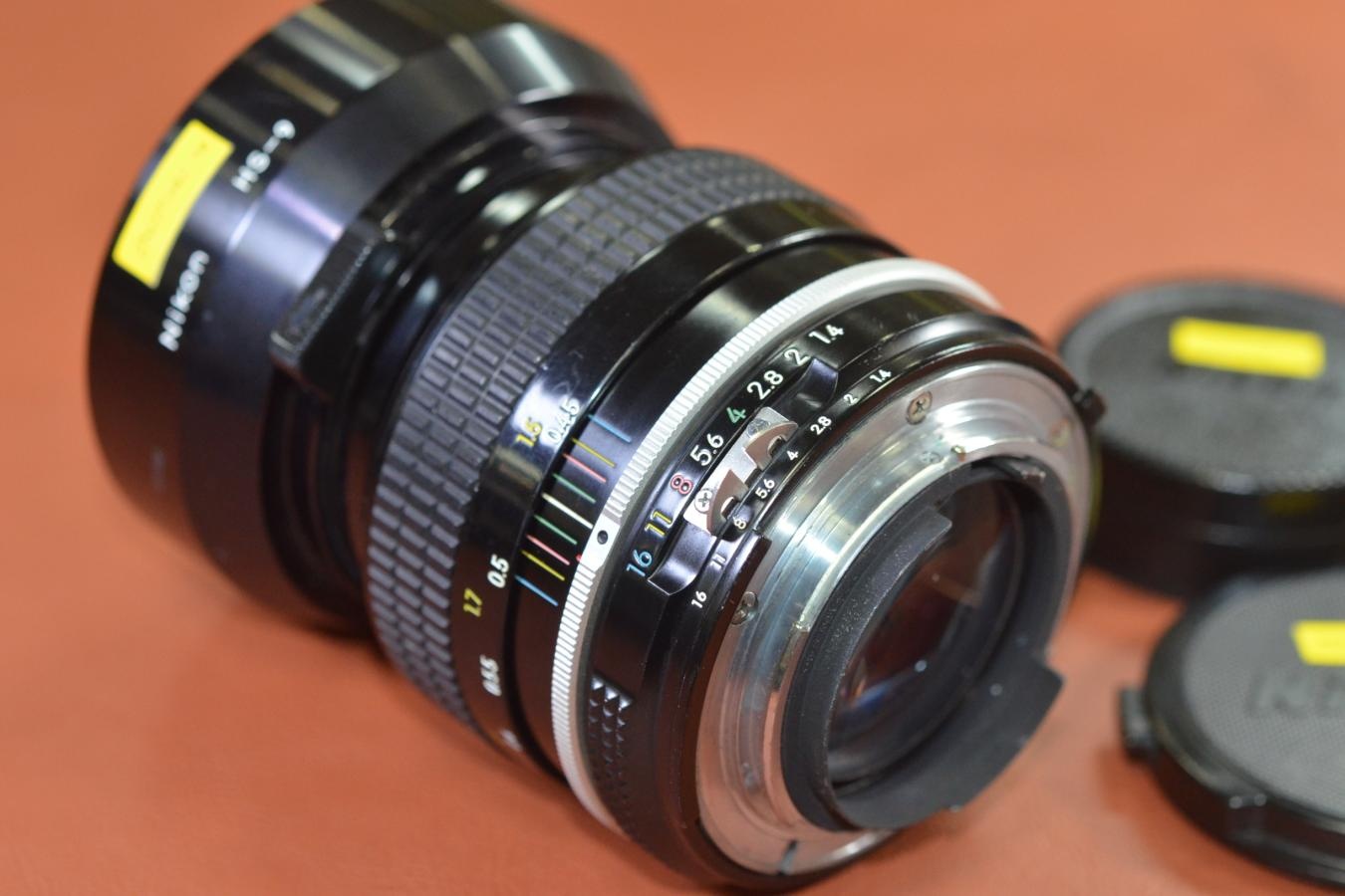 Nikon NEW NIKKOR 50mm F1.4 Ai改 【純正メタルフードHS-9付】