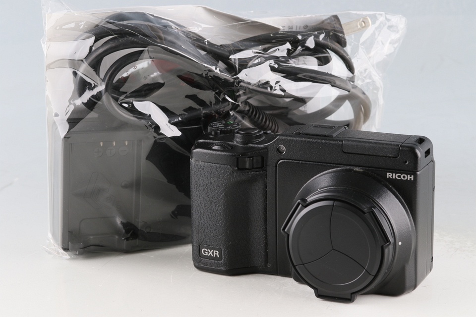 Ricoh GXR Digital Camera + P10 28-300mm F/3.5-5.6 VC Lens #62107E4