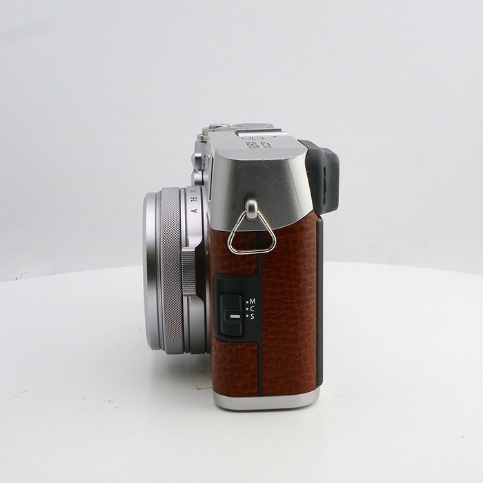 フジフイルム X100F ブラウン