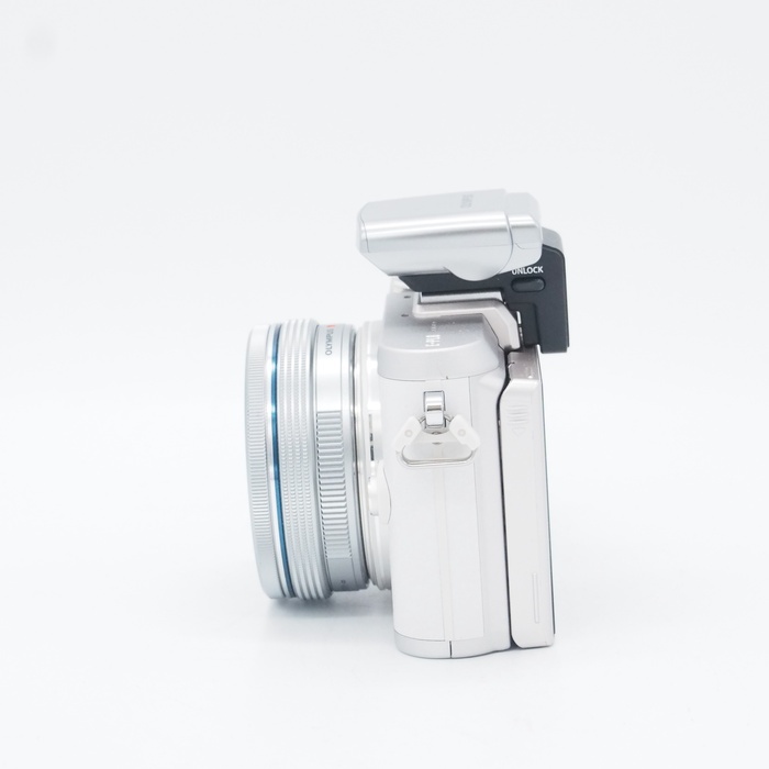 オリンパス E-PL8 14-42EZレンズキツト ホワイト