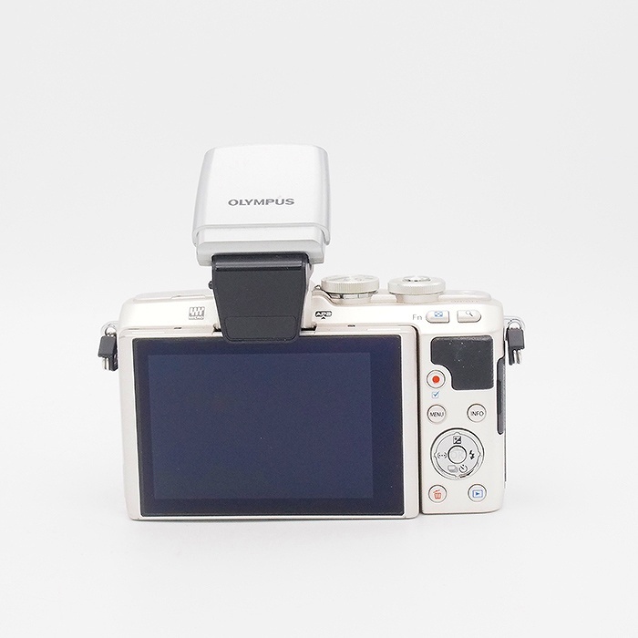 オリンパス E-PL7 14-42EZレンズキツト シルバー