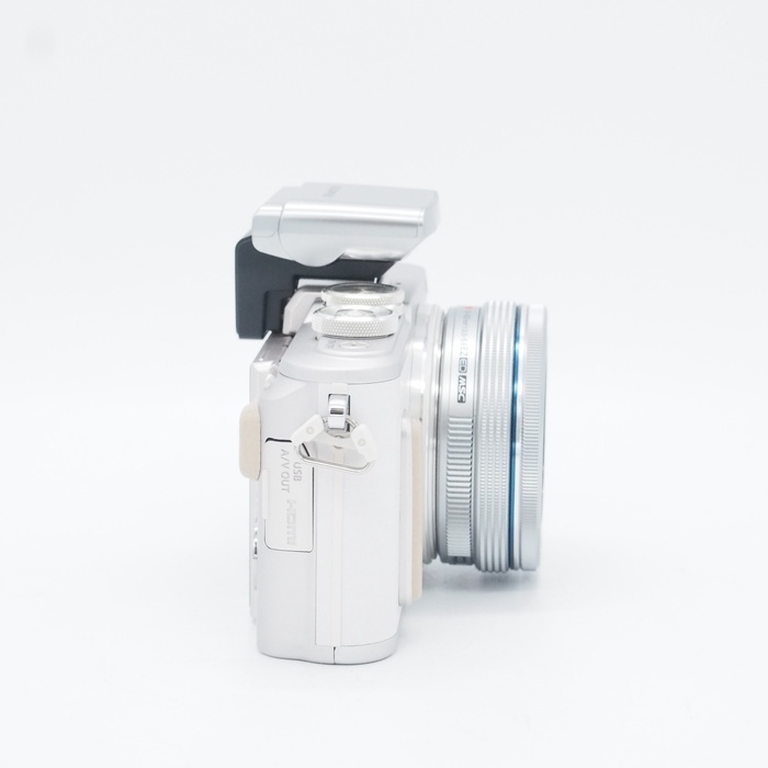 オリンパス E-PL8 14-42EZレンズキツト ホワイト