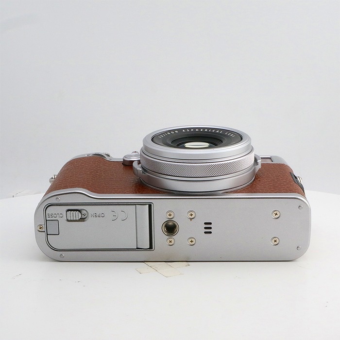 フジフイルム X100F ブラウン