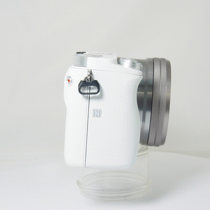 ソニー α6000ホワイト/パワーズームレンズキット(ILCE-6000L)