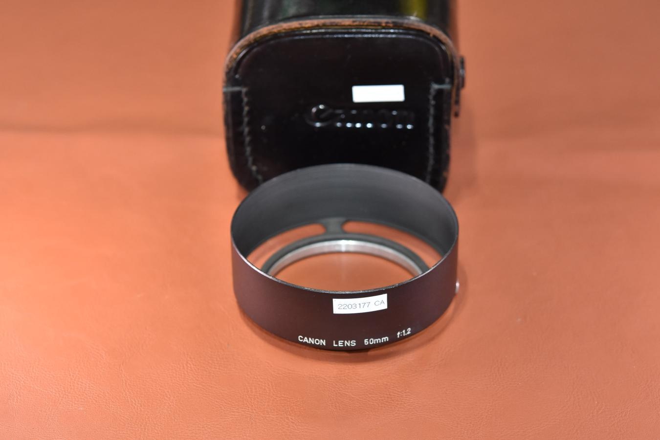 【コレクション向け 希 少】 Canon 50/1.2用メタルフード 【純正本革ケース付】