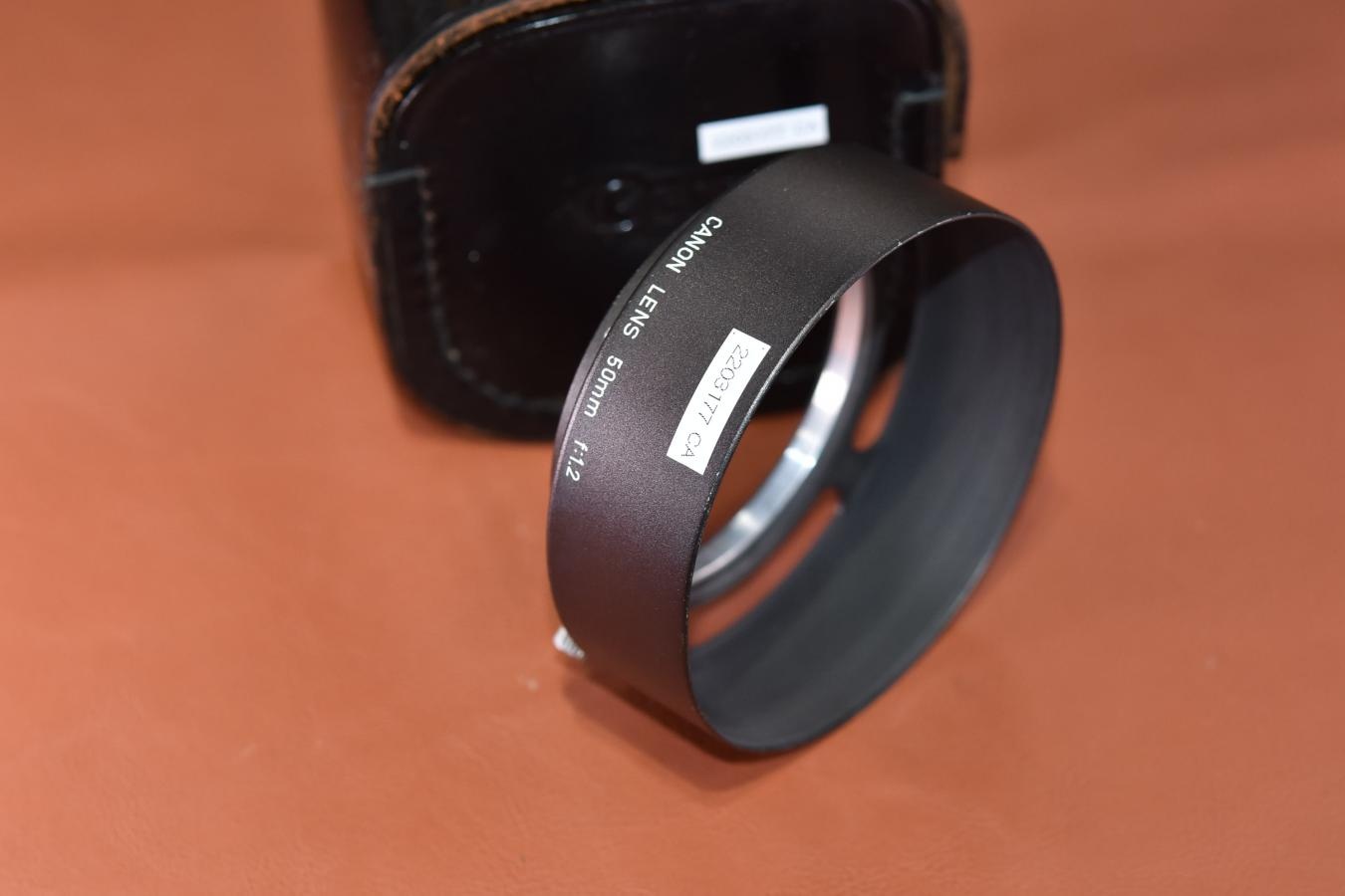 【コレクション向け 希 少】 Canon 50/1.2用メタルフード 【純正本革ケース付】