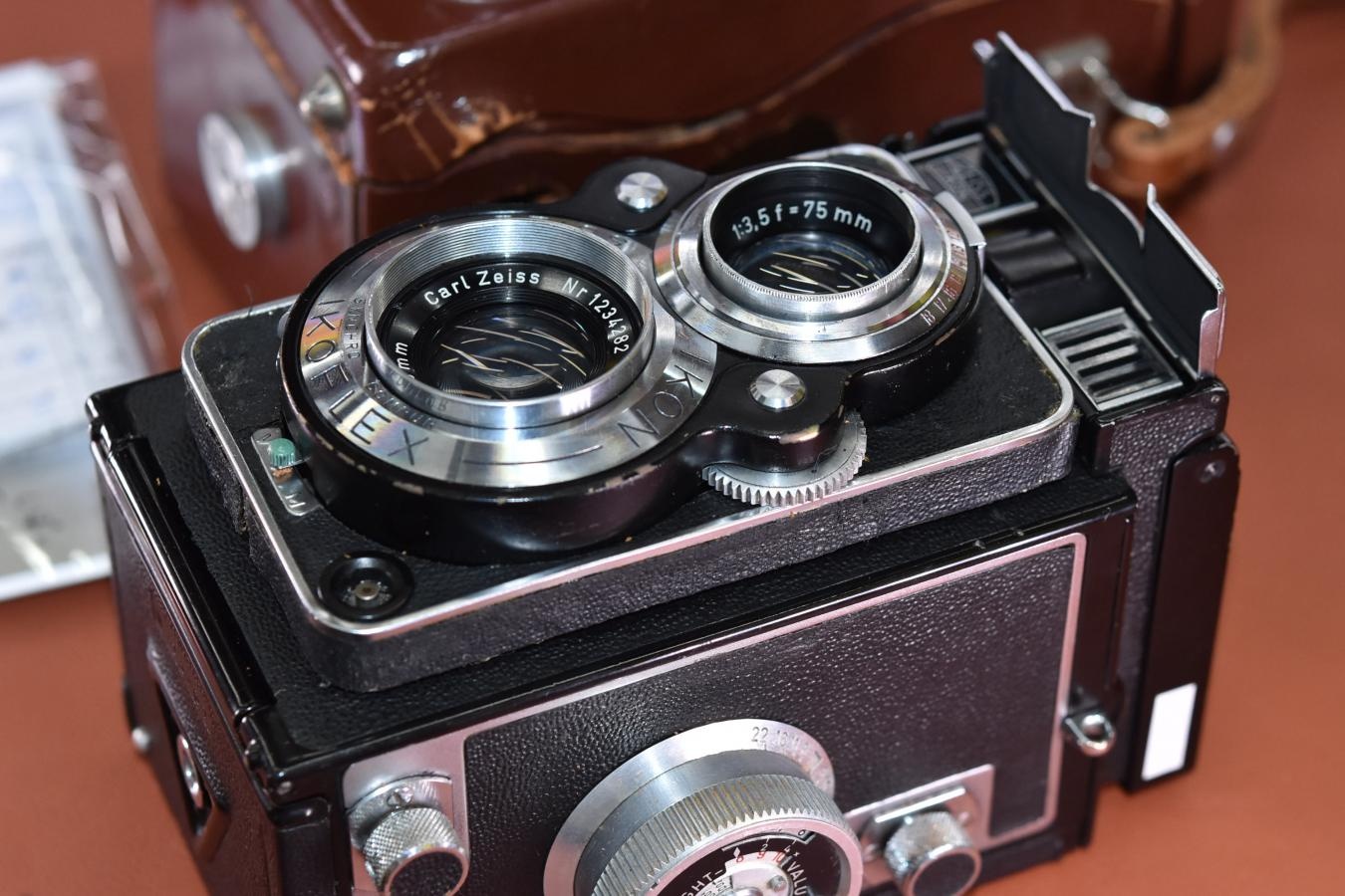 【希 少】ZEISS IKON IKOFLEX ファボリート 整備済 純正ケース付【Carl Zeiss Tessar 75/3.5 レンズ搭載】