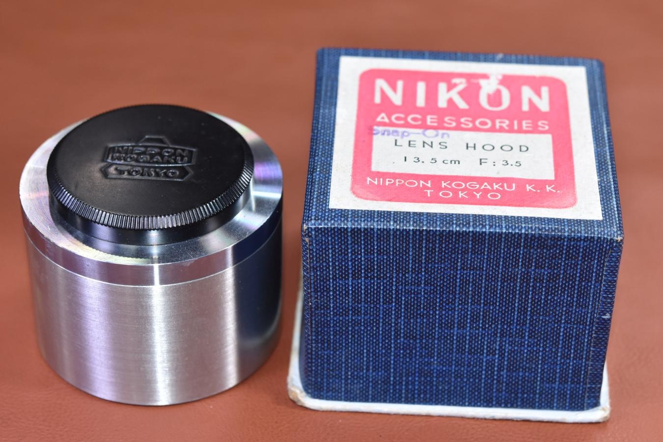 【希 少】NIPPON KOGAKU 13.5cm F3.5 Snap-on LENS HOOD 元箱付 【キレイな物をお探しの方必見!!自信ありの逸品!!】