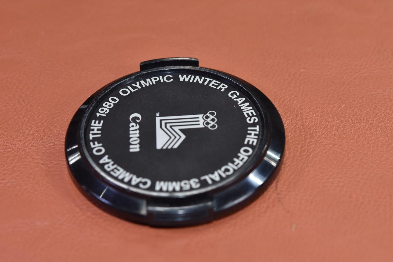 【希 少】 Canon 1980年冬季オリンピック記念レンズキャップ 52mm口径用 【キレイな物をお探しの方必見!!自信ありの逸品!!】