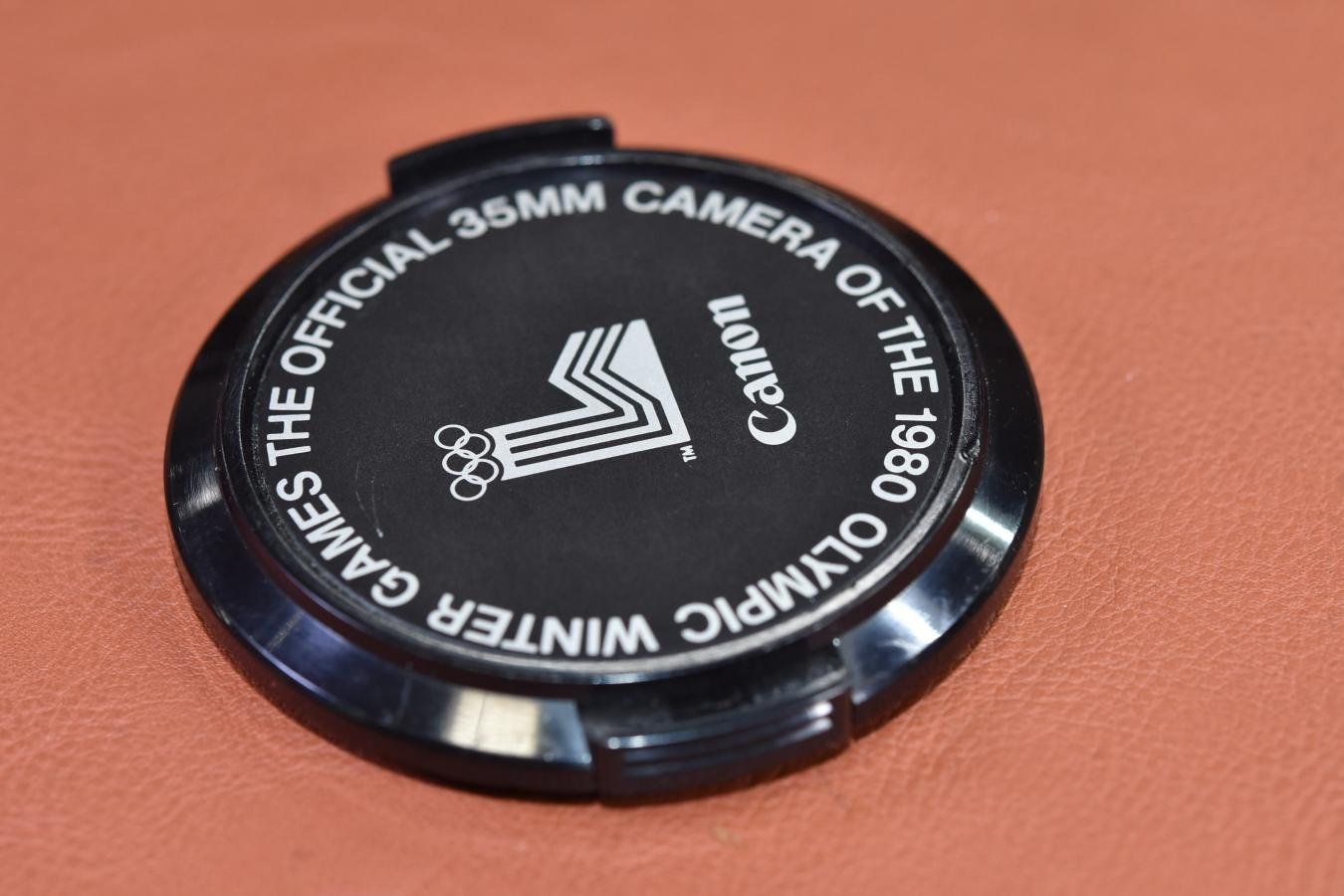 【希 少】 Canon 1980年冬季オリンピック記念レンズキャップ 52mm口径用 【キレイな物をお探しの方必見!!自信ありの逸品!!】