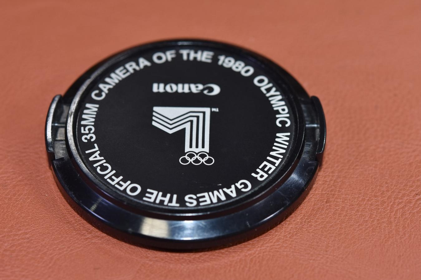 【希 少】 Canon 1980年冬季オリンピック記念レンズキャップ 52mm口径用 【キレイな物をお探しの方必見!!自信ありの逸品!!】