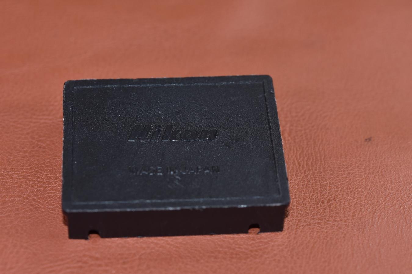 【希 少】Nikon ファインダー底カバー 【Nikon F、F2用】