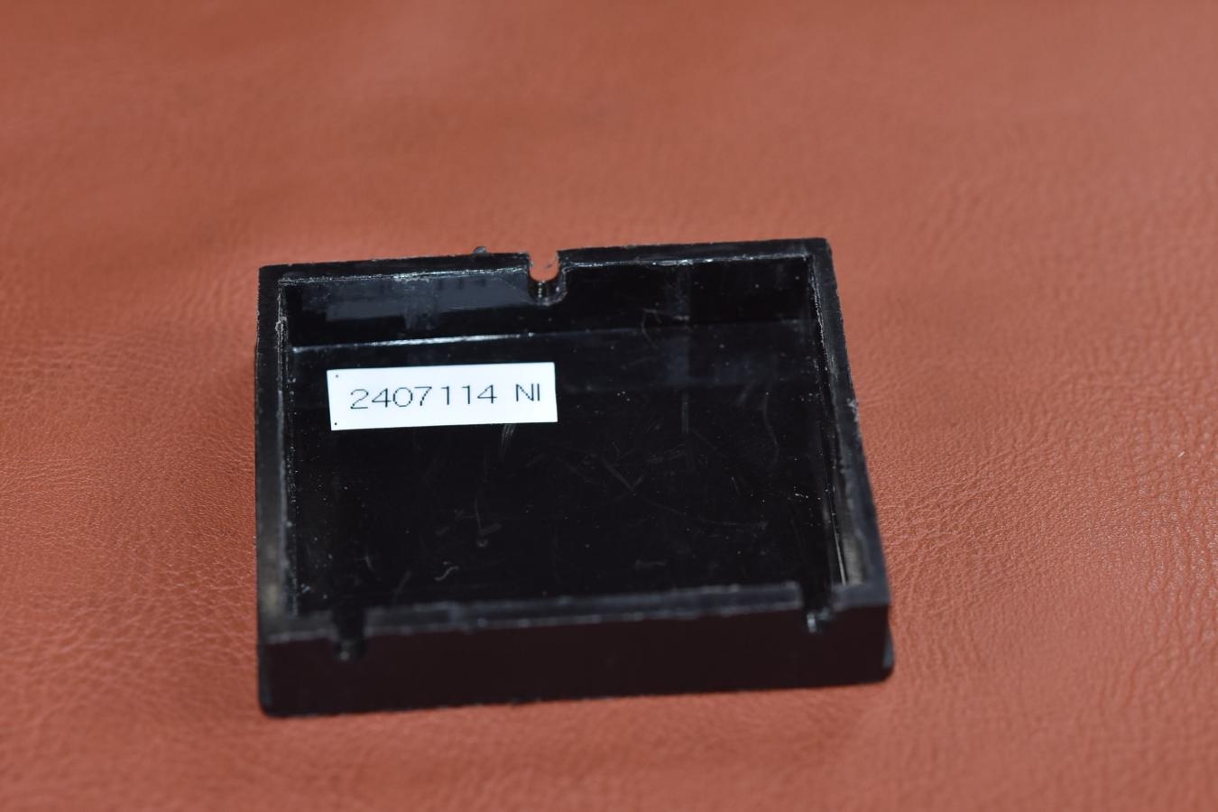 【希 少】Nikon ファインダー底カバー 【Nikon F、F2用】