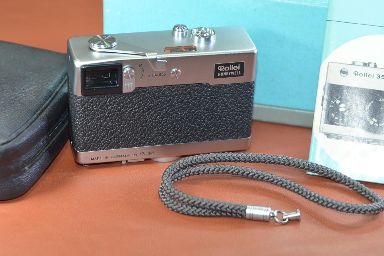 【コレクション向け】Rollei 35 Silver GERMANY 元箱付一式 【Carl Zeiss Tessar 40/3.5レンズ搭載】※キレイな物をお探しの方必見!!自信ありの逸品!!