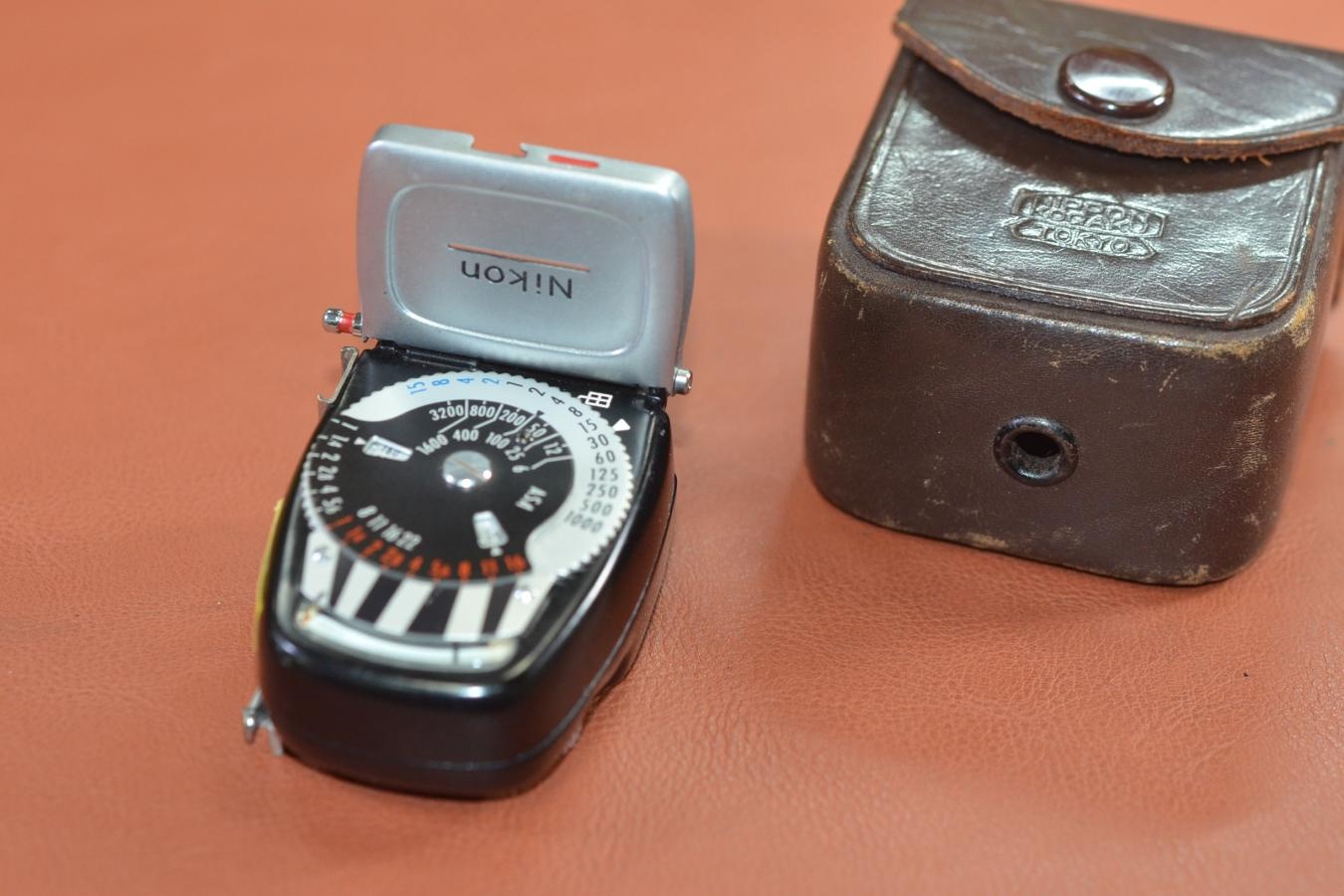 【希 少】Nikon SP メーター 純正専用ケース付 【NIPPON KOGAKUマーク入り】※キレイな物をお探しの方必見!!自信ありの逸品!!